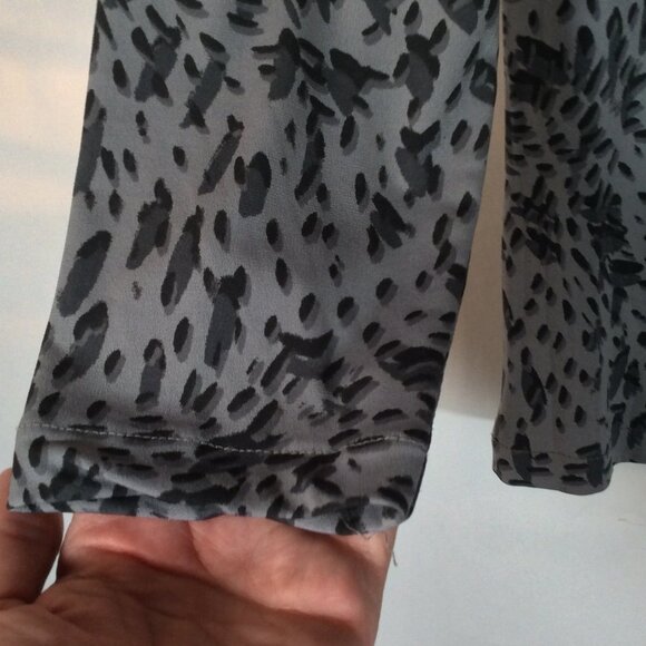 Daisy Fuentes Grey Leopard Print Blouse Size Large - Picture 5 of 7